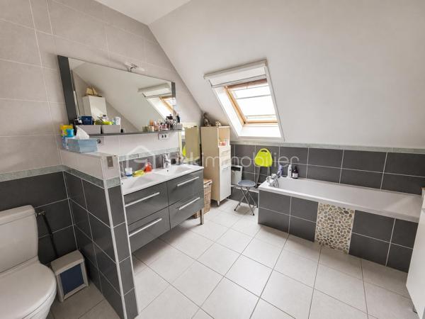 Située dans une impasse calme du centre de Gouvernes, découvrez cette élégante maison familiale construite en 2002, offrant 195m² habitables sur une parcelle de 395m². 

Dès l’entrée, vous serez séduits par les volumes généreux et la luminosité des espaces de vie. Le rez-de-chaussée comprend un séjour chaleureux agrémenté d’un poêle à bois, une cuisine dinatoire conviviale, une salle à manger ainsi qu’un magnifique salon sous véranda baigné de lumière naturelle, véritable pièce à vivre tournée vers le jardin. 
Ce niveau dispose également d’une chambre avec sa salle d’eau privative, un WC indépendant ainsi qu'une buanderie. 
Autre atout du rez-de-chaussée : un espace indépendant composé de deux pièces pouvant accueillir une activité professionnelle, un bureau ou un espace dédié aux loisirs. 

À l’étage, un vaste palier dessert quatre chambres spacieuses, une salle de bains avec WC ainsi qu'une douche supplémentaire.

À l'extérieur, le jardin d'environ 395 m² bénéficie d'une parfaite intimité. Il offre plusieurs espaces de détente avec terrasse et pergola dans un environnement particulièrement agréable. La propriété bénéficie également d'un espace de stationnement privatif permettant d'accueillir jusqu'à trois véhicules.

Cette maison au charme indéniable et à l'atmosphère chaleureuse pourrait bien être votre prochain coup de cœur. N'hésitez pas à nous contacter pour plus d'informations ou organiser une visite.