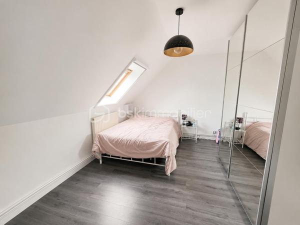 Située dans une impasse calme du centre de Gouvernes, découvrez cette élégante maison familiale construite en 2002, offrant 195m² habitables sur une parcelle de 395m². 

Dès l’entrée, vous serez séduits par les volumes généreux et la luminosité des espaces de vie. Le rez-de-chaussée comprend un séjour chaleureux agrémenté d’un poêle à bois, une cuisine dinatoire conviviale, une salle à manger ainsi qu’un magnifique salon sous véranda baigné de lumière naturelle, véritable pièce à vivre tournée vers le jardin. 
Ce niveau dispose également d’une chambre avec sa salle d’eau privative, un WC indépendant ainsi qu'une buanderie. 
Autre atout du rez-de-chaussée : un espace indépendant composé de deux pièces pouvant accueillir une activité professionnelle, un bureau ou un espace dédié aux loisirs. 

À l’étage, un vaste palier dessert quatre chambres spacieuses, une salle de bains avec WC ainsi qu'une douche supplémentaire.

À l'extérieur, le jardin d'environ 395 m² bénéficie d'une parfaite intimité. Il offre plusieurs espaces de détente avec terrasse et pergola dans un environnement particulièrement agréable. La propriété bénéficie également d'un espace de stationnement privatif permettant d'accueillir jusqu'à trois véhicules.

Cette maison au charme indéniable et à l'atmosphère chaleureuse pourrait bien être votre prochain coup de cœur. N'hésitez pas à nous contacter pour plus d'informations ou organiser une visite.