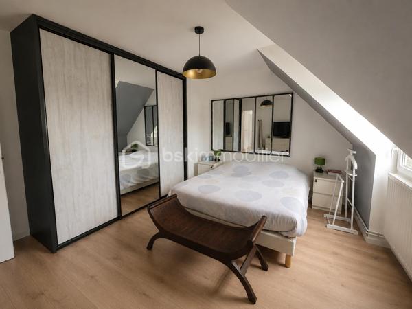 Située dans une impasse calme du centre de Gouvernes, découvrez cette élégante maison familiale construite en 2002, offrant 195m² habitables sur une parcelle de 395m². 

Dès l’entrée, vous serez séduits par les volumes généreux et la luminosité des espaces de vie. Le rez-de-chaussée comprend un séjour chaleureux agrémenté d’un poêle à bois, une cuisine dinatoire conviviale, une salle à manger ainsi qu’un magnifique salon sous véranda baigné de lumière naturelle, véritable pièce à vivre tournée vers le jardin. 
Ce niveau dispose également d’une chambre avec sa salle d’eau privative, un WC indépendant ainsi qu'une buanderie. 
Autre atout du rez-de-chaussée : un espace indépendant composé de deux pièces pouvant accueillir une activité professionnelle, un bureau ou un espace dédié aux loisirs. 

À l’étage, un vaste palier dessert quatre chambres spacieuses, une salle de bains avec WC ainsi qu'une douche supplémentaire.

À l'extérieur, le jardin d'environ 395 m² bénéficie d'une parfaite intimité. Il offre plusieurs espaces de détente avec terrasse et pergola dans un environnement particulièrement agréable. La propriété bénéficie également d'un espace de stationnement privatif permettant d'accueillir jusqu'à trois véhicules.

Cette maison au charme indéniable et à l'atmosphère chaleureuse pourrait bien être votre prochain coup de cœur. N'hésitez pas à nous contacter pour plus d'informations ou organiser une visite.
