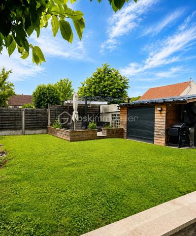 Située dans une impasse calme du centre de Gouvernes, découvrez cette élégante maison familiale construite en 2002, offrant 195m² habitables sur une parcelle de 395m². 

Dès l’entrée, vous serez séduits par les volumes généreux et la luminosité des espaces de vie. Le rez-de-chaussée comprend un séjour chaleureux agrémenté d’un poêle à bois, une cuisine dinatoire conviviale, une salle à manger ainsi qu’un magnifique salon sous véranda baigné de lumière naturelle, véritable pièce à vivre tournée vers le jardin. 
Ce niveau dispose également d’une chambre avec sa salle d’eau privative, un WC indépendant ainsi qu'une buanderie. 
Autre atout du rez-de-chaussée : un espace indépendant composé de deux pièces pouvant accueillir une activité professionnelle, un bureau ou un espace dédié aux loisirs. 

À l’étage, un vaste palier dessert quatre chambres spacieuses, une salle de bains avec WC ainsi qu'une douche supplémentaire.

À l'extérieur, le jardin d'environ 395 m² bénéficie d'une parfaite intimité. Il offre plusieurs espaces de détente avec terrasse et pergola dans un environnement particulièrement agréable. La propriété bénéficie également d'un espace de stationnement privatif permettant d'accueillir jusqu'à trois véhicules.

Cette maison au charme indéniable et à l'atmosphère chaleureuse pourrait bien être votre prochain coup de cœur. N'hésitez pas à nous contacter pour plus d'informations ou organiser une visite.