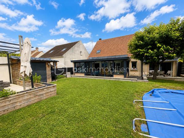 Située dans une impasse calme du centre de Gouvernes, découvrez cette élégante maison familiale construite en 2002, offrant 195m² habitables sur une parcelle de 395m². 

Dès l’entrée, vous serez séduits par les volumes généreux et la luminosité des espaces de vie. Le rez-de-chaussée comprend un séjour chaleureux agrémenté d’un poêle à bois, une cuisine dinatoire conviviale, une salle à manger ainsi qu’un magnifique salon sous véranda baigné de lumière naturelle, véritable pièce à vivre tournée vers le jardin. 
Ce niveau dispose également d’une chambre avec sa salle d’eau privative, un WC indépendant ainsi qu'une buanderie. 
Autre atout du rez-de-chaussée : un espace indépendant composé de deux pièces pouvant accueillir une activité professionnelle, un bureau ou un espace dédié aux loisirs. 

À l’étage, un vaste palier dessert quatre chambres spacieuses, une salle de bains avec WC ainsi qu'une douche supplémentaire.

À l'extérieur, le jardin d'environ 395 m² bénéficie d'une parfaite intimité. Il offre plusieurs espaces de détente avec terrasse et pergola dans un environnement particulièrement agréable. La propriété bénéficie également d'un espace de stationnement privatif permettant d'accueillir jusqu'à trois véhicules.

Cette maison au charme indéniable et à l'atmosphère chaleureuse pourrait bien être votre prochain coup de cœur. N'hésitez pas à nous contacter pour plus d'informations ou organiser une visite.