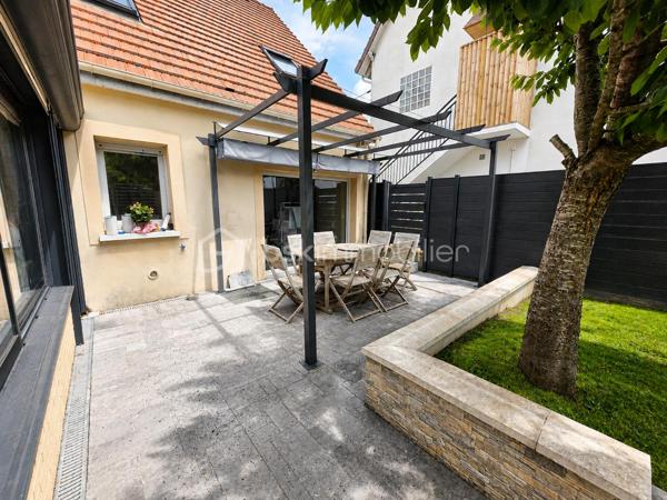Située dans une impasse calme du centre de Gouvernes, découvrez cette élégante maison familiale construite en 2002, offrant 195m² habitables sur une parcelle de 395m². 

Dès l’entrée, vous serez séduits par les volumes généreux et la luminosité des espaces de vie. Le rez-de-chaussée comprend un séjour chaleureux agrémenté d’un poêle à bois, une cuisine dinatoire conviviale, une salle à manger ainsi qu’un magnifique salon sous véranda baigné de lumière naturelle, véritable pièce à vivre tournée vers le jardin. 
Ce niveau dispose également d’une chambre avec sa salle d’eau privative, un WC indépendant ainsi qu'une buanderie. 
Autre atout du rez-de-chaussée : un espace indépendant composé de deux pièces pouvant accueillir une activité professionnelle, un bureau ou un espace dédié aux loisirs. 

À l’étage, un vaste palier dessert quatre chambres spacieuses, une salle de bains avec WC ainsi qu'une douche supplémentaire.

À l'extérieur, le jardin d'environ 395 m² bénéficie d'une parfaite intimité. Il offre plusieurs espaces de détente avec terrasse et pergola dans un environnement particulièrement agréable. La propriété bénéficie également d'un espace de stationnement privatif permettant d'accueillir jusqu'à trois véhicules.

Cette maison au charme indéniable et à l'atmosphère chaleureuse pourrait bien être votre prochain coup de cœur. N'hésitez pas à nous contacter pour plus d'informations ou organiser une visite.