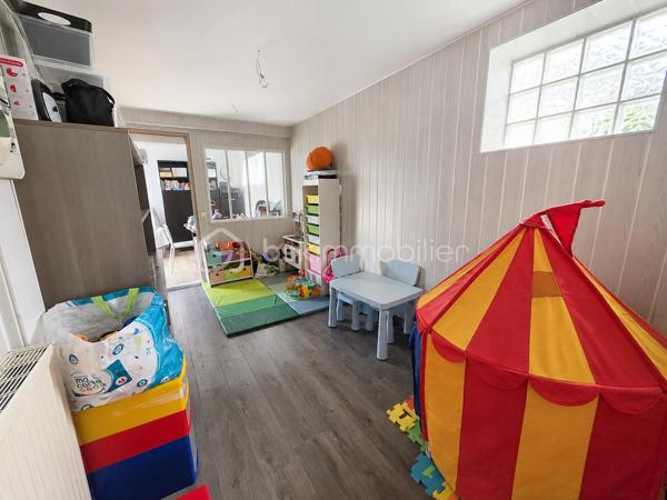 Située dans une impasse calme du centre de Gouvernes, découvrez cette élégante maison familiale construite en 2002, offrant 195m² habitables sur une parcelle de 395m². 

Dès l’entrée, vous serez séduits par les volumes généreux et la luminosité des espaces de vie. Le rez-de-chaussée comprend un séjour chaleureux agrémenté d’un poêle à bois, une cuisine dinatoire conviviale, une salle à manger ainsi qu’un magnifique salon sous véranda baigné de lumière naturelle, véritable pièce à vivre tournée vers le jardin. 
Ce niveau dispose également d’une chambre avec sa salle d’eau privative, un WC indépendant ainsi qu'une buanderie. 
Autre atout du rez-de-chaussée : un espace indépendant composé de deux pièces pouvant accueillir une activité professionnelle, un bureau ou un espace dédié aux loisirs. 

À l’étage, un vaste palier dessert quatre chambres spacieuses, une salle de bains avec WC ainsi qu'une douche supplémentaire.

À l'extérieur, le jardin d'environ 395 m² bénéficie d'une parfaite intimité. Il offre plusieurs espaces de détente avec terrasse et pergola dans un environnement particulièrement agréable. La propriété bénéficie également d'un espace de stationnement privatif permettant d'accueillir jusqu'à trois véhicules.

Cette maison au charme indéniable et à l'atmosphère chaleureuse pourrait bien être votre prochain coup de cœur. N'hésitez pas à nous contacter pour plus d'informations ou organiser une visite.