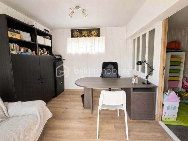 Située dans une impasse calme du centre de Gouvernes, découvrez cette élégante maison familiale construite en 2002, offrant 195m² habitables sur une parcelle de 395m². 

Dès l’entrée, vous serez séduits par les volumes généreux et la luminosité des espaces de vie. Le rez-de-chaussée comprend un séjour chaleureux agrémenté d’un poêle à bois, une cuisine dinatoire conviviale, une salle à manger ainsi qu’un magnifique salon sous véranda baigné de lumière naturelle, véritable pièce à vivre tournée vers le jardin. 
Ce niveau dispose également d’une chambre avec sa salle d’eau privative, un WC indépendant ainsi qu'une buanderie. 
Autre atout du rez-de-chaussée : un espace indépendant composé de deux pièces pouvant accueillir une activité professionnelle, un bureau ou un espace dédié aux loisirs. 

À l’étage, un vaste palier dessert quatre chambres spacieuses, une salle de bains avec WC ainsi qu'une douche supplémentaire.

À l'extérieur, le jardin d'environ 395 m² bénéficie d'une parfaite intimité. Il offre plusieurs espaces de détente avec terrasse et pergola dans un environnement particulièrement agréable. La propriété bénéficie également d'un espace de stationnement privatif permettant d'accueillir jusqu'à trois véhicules.

Cette maison au charme indéniable et à l'atmosphère chaleureuse pourrait bien être votre prochain coup de cœur. N'hésitez pas à nous contacter pour plus d'informations ou organiser une visite.