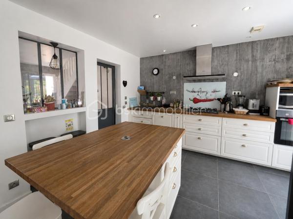 Située dans une impasse calme du centre de Gouvernes, découvrez cette élégante maison familiale construite en 2002, offrant 195m² habitables sur une parcelle de 395m². 

Dès l’entrée, vous serez séduits par les volumes généreux et la luminosité des espaces de vie. Le rez-de-chaussée comprend un séjour chaleureux agrémenté d’un poêle à bois, une cuisine dinatoire conviviale, une salle à manger ainsi qu’un magnifique salon sous véranda baigné de lumière naturelle, véritable pièce à vivre tournée vers le jardin. 
Ce niveau dispose également d’une chambre avec sa salle d’eau privative, un WC indépendant ainsi qu'une buanderie. 
Autre atout du rez-de-chaussée : un espace indépendant composé de deux pièces pouvant accueillir une activité professionnelle, un bureau ou un espace dédié aux loisirs. 

À l’étage, un vaste palier dessert quatre chambres spacieuses, une salle de bains avec WC ainsi qu'une douche supplémentaire.

À l'extérieur, le jardin d'environ 395 m² bénéficie d'une parfaite intimité. Il offre plusieurs espaces de détente avec terrasse et pergola dans un environnement particulièrement agréable. La propriété bénéficie également d'un espace de stationnement privatif permettant d'accueillir jusqu'à trois véhicules.

Cette maison au charme indéniable et à l'atmosphère chaleureuse pourrait bien être votre prochain coup de cœur. N'hésitez pas à nous contacter pour plus d'informations ou organiser une visite.