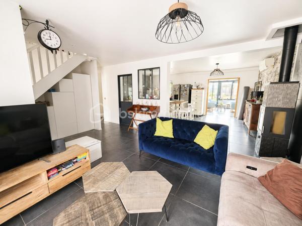 Située dans une impasse calme du centre de Gouvernes, découvrez cette élégante maison familiale construite en 2002, offrant 195m² habitables sur une parcelle de 395m². 

Dès l’entrée, vous serez séduits par les volumes généreux et la luminosité des espaces de vie. Le rez-de-chaussée comprend un séjour chaleureux agrémenté d’un poêle à bois, une cuisine dinatoire conviviale, une salle à manger ainsi qu’un magnifique salon sous véranda baigné de lumière naturelle, véritable pièce à vivre tournée vers le jardin. 
Ce niveau dispose également d’une chambre avec sa salle d’eau privative, un WC indépendant ainsi qu'une buanderie. 
Autre atout du rez-de-chaussée : un espace indépendant composé de deux pièces pouvant accueillir une activité professionnelle, un bureau ou un espace dédié aux loisirs. 

À l’étage, un vaste palier dessert quatre chambres spacieuses, une salle de bains avec WC ainsi qu'une douche supplémentaire.

À l'extérieur, le jardin d'environ 395 m² bénéficie d'une parfaite intimité. Il offre plusieurs espaces de détente avec terrasse et pergola dans un environnement particulièrement agréable. La propriété bénéficie également d'un espace de stationnement privatif permettant d'accueillir jusqu'à trois véhicules.

Cette maison au charme indéniable et à l'atmosphère chaleureuse pourrait bien être votre prochain coup de cœur. N'hésitez pas à nous contacter pour plus d'informations ou organiser une visite.