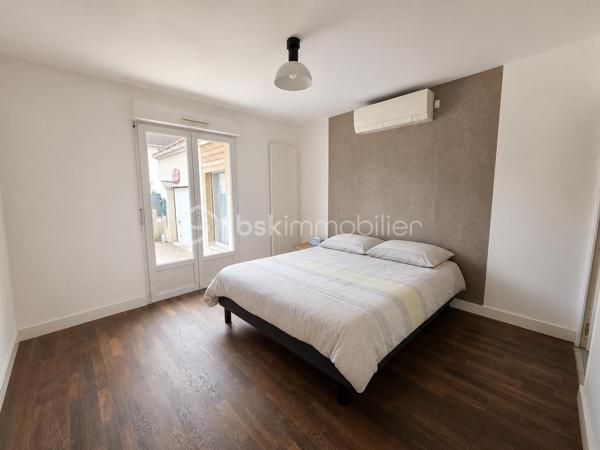 Située dans une impasse calme du centre de Gouvernes, découvrez cette élégante maison familiale construite en 2002, offrant 195m² habitables sur une parcelle de 395m². 

Dès l’entrée, vous serez séduits par les volumes généreux et la luminosité des espaces de vie. Le rez-de-chaussée comprend un séjour chaleureux agrémenté d’un poêle à bois, une cuisine dinatoire conviviale, une salle à manger ainsi qu’un magnifique salon sous véranda baigné de lumière naturelle, véritable pièce à vivre tournée vers le jardin. 
Ce niveau dispose également d’une chambre avec sa salle d’eau privative, un WC indépendant ainsi qu'une buanderie. 
Autre atout du rez-de-chaussée : un espace indépendant composé de deux pièces pouvant accueillir une activité professionnelle, un bureau ou un espace dédié aux loisirs. 

À l’étage, un vaste palier dessert quatre chambres spacieuses, une salle de bains avec WC ainsi qu'une douche supplémentaire.

À l'extérieur, le jardin d'environ 395 m² bénéficie d'une parfaite intimité. Il offre plusieurs espaces de détente avec terrasse et pergola dans un environnement particulièrement agréable. La propriété bénéficie également d'un espace de stationnement privatif permettant d'accueillir jusqu'à trois véhicules.

Cette maison au charme indéniable et à l'atmosphère chaleureuse pourrait bien être votre prochain coup de cœur. N'hésitez pas à nous contacter pour plus d'informations ou organiser une visite.