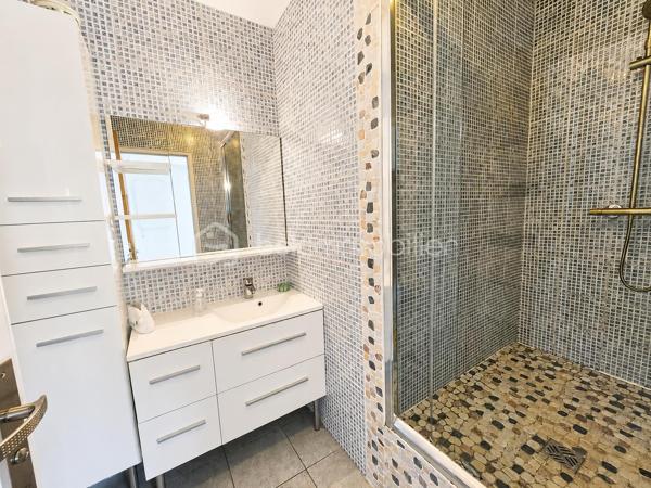 Située dans une impasse calme du centre de Gouvernes, découvrez cette élégante maison familiale construite en 2002, offrant 195m² habitables sur une parcelle de 395m². 

Dès l’entrée, vous serez séduits par les volumes généreux et la luminosité des espaces de vie. Le rez-de-chaussée comprend un séjour chaleureux agrémenté d’un poêle à bois, une cuisine dinatoire conviviale, une salle à manger ainsi qu’un magnifique salon sous véranda baigné de lumière naturelle, véritable pièce à vivre tournée vers le jardin. 
Ce niveau dispose également d’une chambre avec sa salle d’eau privative, un WC indépendant ainsi qu'une buanderie. 
Autre atout du rez-de-chaussée : un espace indépendant composé de deux pièces pouvant accueillir une activité professionnelle, un bureau ou un espace dédié aux loisirs. 

À l’étage, un vaste palier dessert quatre chambres spacieuses, une salle de bains avec WC ainsi qu'une douche supplémentaire.

À l'extérieur, le jardin d'environ 395 m² bénéficie d'une parfaite intimité. Il offre plusieurs espaces de détente avec terrasse et pergola dans un environnement particulièrement agréable. La propriété bénéficie également d'un espace de stationnement privatif permettant d'accueillir jusqu'à trois véhicules.

Cette maison au charme indéniable et à l'atmosphère chaleureuse pourrait bien être votre prochain coup de cœur. N'hésitez pas à nous contacter pour plus d'informations ou organiser une visite.