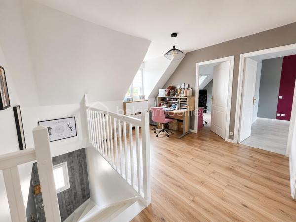 Située dans une impasse calme du centre de Gouvernes, découvrez cette élégante maison familiale construite en 2002, offrant 195m² habitables sur une parcelle de 395m². 

Dès l’entrée, vous serez séduits par les volumes généreux et la luminosité des espaces de vie. Le rez-de-chaussée comprend un séjour chaleureux agrémenté d’un poêle à bois, une cuisine dinatoire conviviale, une salle à manger ainsi qu’un magnifique salon sous véranda baigné de lumière naturelle, véritable pièce à vivre tournée vers le jardin. 
Ce niveau dispose également d’une chambre avec sa salle d’eau privative, un WC indépendant ainsi qu'une buanderie. 
Autre atout du rez-de-chaussée : un espace indépendant composé de deux pièces pouvant accueillir une activité professionnelle, un bureau ou un espace dédié aux loisirs. 

À l’étage, un vaste palier dessert quatre chambres spacieuses, une salle de bains avec WC ainsi qu'une douche supplémentaire.

À l'extérieur, le jardin d'environ 395 m² bénéficie d'une parfaite intimité. Il offre plusieurs espaces de détente avec terrasse et pergola dans un environnement particulièrement agréable. La propriété bénéficie également d'un espace de stationnement privatif permettant d'accueillir jusqu'à trois véhicules.

Cette maison au charme indéniable et à l'atmosphère chaleureuse pourrait bien être votre prochain coup de cœur. N'hésitez pas à nous contacter pour plus d'informations ou organiser une visite.