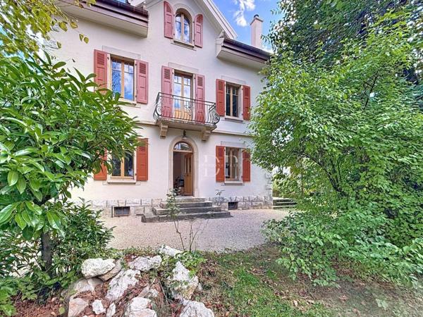 A vendre à GAILLARD (74), Maison Bourgeoise 7 pièces de 227 m² + dépendance (aménageable) sur terrain d'env. 1200 m²