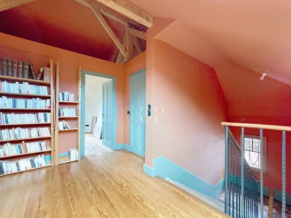 A vendre à GAILLARD (74), Maison Bourgeoise 7 pièces de 227 m² + dépendance (aménageable) sur terrain d'env. 1200 m²