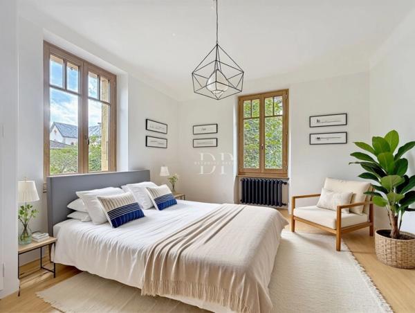 A vendre à GAILLARD (74), Maison Bourgeoise 7 pièces de 227 m² + dépendance (aménageable) sur terrain d'env. 1200 m²