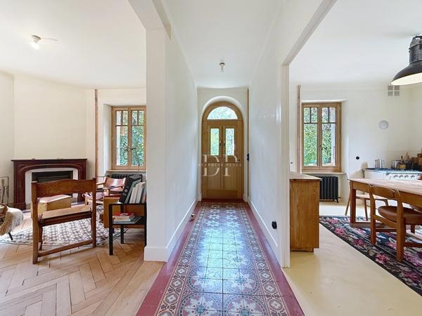 A vendre à GAILLARD (74), Maison Bourgeoise 7 pièces de 227 m² + dépendance (aménageable) sur terrain d'env. 1200 m²