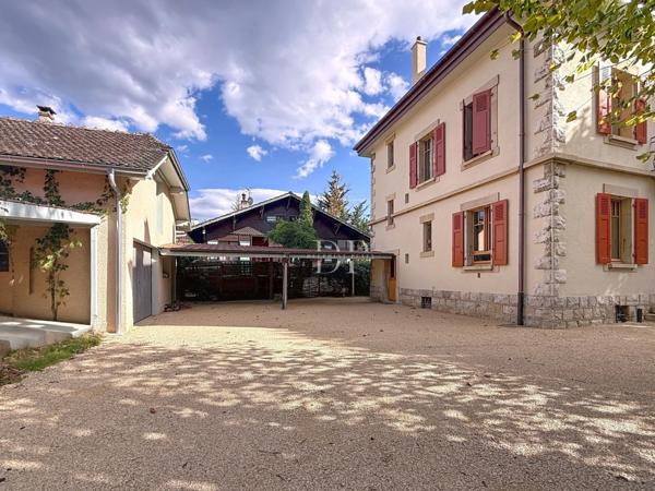 A vendre à GAILLARD (74), Maison Bourgeoise 7 pièces de 227 m² + dépendance (aménageable) sur terrain d'env. 1200 m²