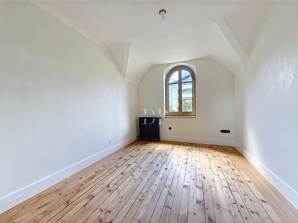 A vendre à GAILLARD (74), Maison Bourgeoise 7 pièces de 227 m² + dépendance (aménageable) sur terrain d'env. 1200 m²