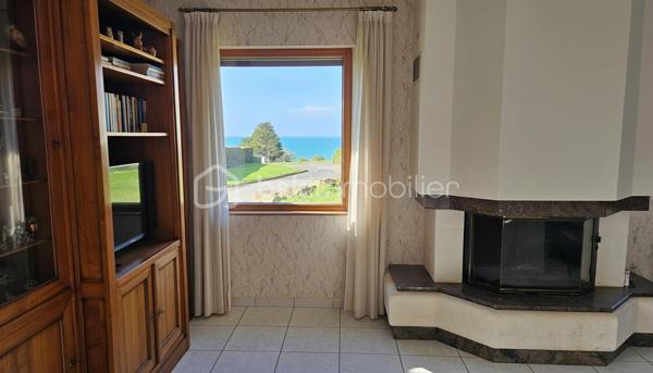 Édifiée sur les hauteurs de la ANSE DU PISSOT de PLÉNEUF-VAL-ANDRÉ ville ayant reçu le Label Argent GREEN DESTINATIONS, découvrez cette superbe maison VUE MER, calme, lumineuse, toute proche de l'une des dix plus BELLES PLAGES de BRETAGNE.

En rez de jardin, le hall d'entrée mène dans un vaste espace de 58 m2 environ où le salon séjour avec cheminée et la cuisine s'ouvrent sur la véranda de 20 m2. Ici, vous pouvez apprécier les couchers du soleils scintillant sur la mer, profiter pleinement de l’harmonie des couleurs océaniques en toutes saisons.
À ce niveau, vous trouvez un toilette avec lave-mains et une petite chambre de 9m2 ou bureau. 

L'étage est composé de trois grandes chambres dont une très grande. Chacune d'entre-elles est équipée d'une salle de bain ou bien d'une salle d'eau privative. 
Une petite pièce avec toilette et point d'eau complète l'étage.

Les ATOUTS de ce bien :

* Terrain 953 m2 constructible - Zone UC - Piscinable

* Confort du plancher chauffant très basse température 

* Cheminée avec insert

* Luminosité exceptionnelle - grandes fenêtres-baies 

* 3 chambres de plus de 20m2 avec espaces sanitaires privatifs 

* 1 chambre de plain-pied - extension possible avec espace privatif SDE ( 17 m2)

* Système pour aspiration centralisée

* Grand garage – atelier - buanderie & douche

* À proximité du littoral - plages - sentiers côtiers et de toutes commodités - Station balnéaire & Terrain de Golf de Pléneuf-Val-André, l'un des plus beaux parcours de France

Pour visiter cette belle maison prenez dès à présent votre rendez-vous. 
Marie-Thérèse VALLADON  - Tel : 07 49 72 89 43 - 22800 Quintin 
Disponible du lundi au samedi de 9 heures à 19 heures. 

--