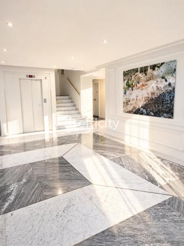 Bureau
         2 pièces
        - 63 m² 589 000 € *