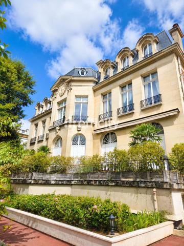 Bureau
         2 pièces
        - 63 m² 589 000 € *