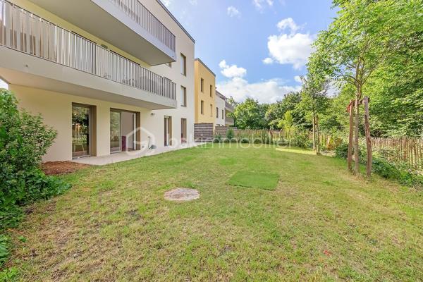 Rare sur le marché !

Découvrez ce superbe appartement de plain-pied de 62 m2  construit en 2025, alliant élégance, confort moderne et prestations de qualité.

Dès l'entrée, vous serez séduit par une magnifique pièce de vie de près de 30 m² baignée de lumière, intégrant un salon-séjour convivial et une cuisine haut de gamme aménagée et équipée, pensée dans les moindres détails pour répondre aux attentes les plus exigeantes.

L'espace nuit se compose de deux grandes chambres, chacune bénéficiant d'un accès direct au jardin, offrant un cadre de vie privilégié et une véritable continuité entre intérieur et extérieur.

Vous profiterez également d'une salle d'eau moderne aux finitions soignées, équipée avec des matériaux contemporains et conçue pour allier esthétisme et confort au quotidien.

À l'extérieur, profitez d'un exceptionnel jardin privatif de 161 m², un atout particulièrement rare pour un appartement. Véritable pièce de vie supplémentaire, il vous permettra de profiter pleinement des beaux jours en toute intimité.

Les prestations sont à la hauteur du bien : matériaux de qualité, finitions soignées, construction récente répondant aux dernières normes, excellente performance énergétique et confort de vie optimal.

Un bien rare, idéal pour les acquéreurs à la recherche d'un appartement moderne, spacieux et bénéficiant d'un extérieur exceptionnel.

À visiter sans tarder.