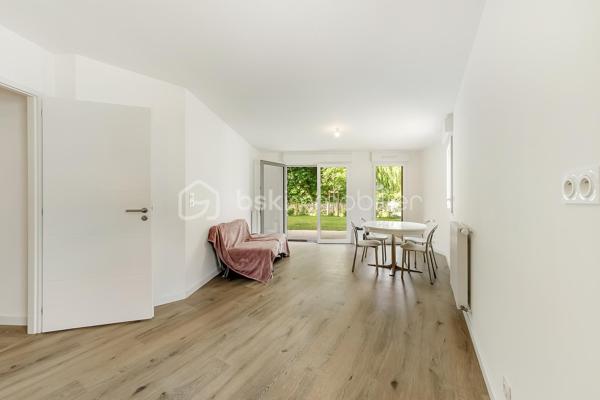 Rare sur le marché !

Découvrez ce superbe appartement de plain-pied de 62 m2  construit en 2025, alliant élégance, confort moderne et prestations de qualité.

Dès l'entrée, vous serez séduit par une magnifique pièce de vie de près de 30 m² baignée de lumière, intégrant un salon-séjour convivial et une cuisine haut de gamme aménagée et équipée, pensée dans les moindres détails pour répondre aux attentes les plus exigeantes.

L'espace nuit se compose de deux grandes chambres, chacune bénéficiant d'un accès direct au jardin, offrant un cadre de vie privilégié et une véritable continuité entre intérieur et extérieur.

Vous profiterez également d'une salle d'eau moderne aux finitions soignées, équipée avec des matériaux contemporains et conçue pour allier esthétisme et confort au quotidien.

À l'extérieur, profitez d'un exceptionnel jardin privatif de 161 m², un atout particulièrement rare pour un appartement. Véritable pièce de vie supplémentaire, il vous permettra de profiter pleinement des beaux jours en toute intimité.

Les prestations sont à la hauteur du bien : matériaux de qualité, finitions soignées, construction récente répondant aux dernières normes, excellente performance énergétique et confort de vie optimal.

Un bien rare, idéal pour les acquéreurs à la recherche d'un appartement moderne, spacieux et bénéficiant d'un extérieur exceptionnel.

À visiter sans tarder.