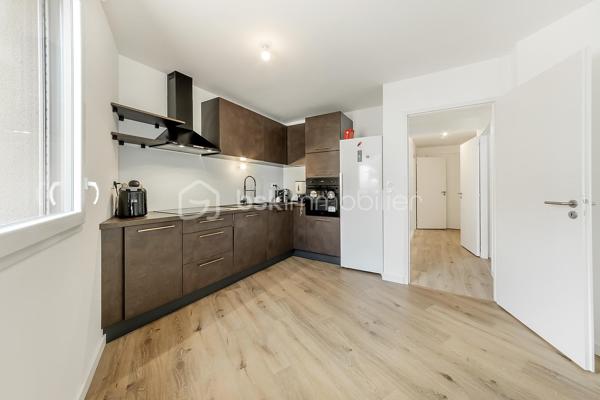 Rare sur le marché !

Découvrez ce superbe appartement de plain-pied de 62 m2  construit en 2025, alliant élégance, confort moderne et prestations de qualité.

Dès l'entrée, vous serez séduit par une magnifique pièce de vie de près de 30 m² baignée de lumière, intégrant un salon-séjour convivial et une cuisine haut de gamme aménagée et équipée, pensée dans les moindres détails pour répondre aux attentes les plus exigeantes.

L'espace nuit se compose de deux grandes chambres, chacune bénéficiant d'un accès direct au jardin, offrant un cadre de vie privilégié et une véritable continuité entre intérieur et extérieur.

Vous profiterez également d'une salle d'eau moderne aux finitions soignées, équipée avec des matériaux contemporains et conçue pour allier esthétisme et confort au quotidien.

À l'extérieur, profitez d'un exceptionnel jardin privatif de 161 m², un atout particulièrement rare pour un appartement. Véritable pièce de vie supplémentaire, il vous permettra de profiter pleinement des beaux jours en toute intimité.

Les prestations sont à la hauteur du bien : matériaux de qualité, finitions soignées, construction récente répondant aux dernières normes, excellente performance énergétique et confort de vie optimal.

Un bien rare, idéal pour les acquéreurs à la recherche d'un appartement moderne, spacieux et bénéficiant d'un extérieur exceptionnel.

À visiter sans tarder.