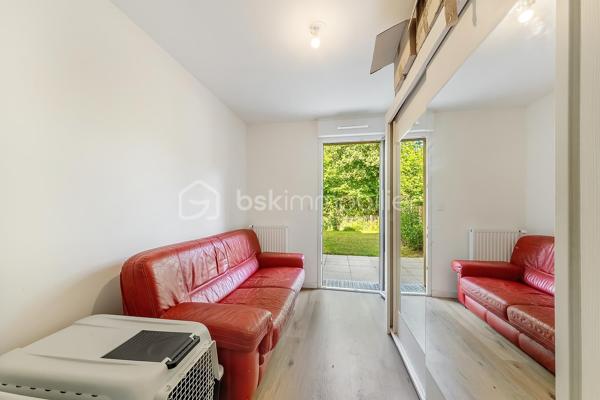 Rare sur le marché !

Découvrez ce superbe appartement de plain-pied de 62 m2  construit en 2025, alliant élégance, confort moderne et prestations de qualité.

Dès l'entrée, vous serez séduit par une magnifique pièce de vie de près de 30 m² baignée de lumière, intégrant un salon-séjour convivial et une cuisine haut de gamme aménagée et équipée, pensée dans les moindres détails pour répondre aux attentes les plus exigeantes.

L'espace nuit se compose de deux grandes chambres, chacune bénéficiant d'un accès direct au jardin, offrant un cadre de vie privilégié et une véritable continuité entre intérieur et extérieur.

Vous profiterez également d'une salle d'eau moderne aux finitions soignées, équipée avec des matériaux contemporains et conçue pour allier esthétisme et confort au quotidien.

À l'extérieur, profitez d'un exceptionnel jardin privatif de 161 m², un atout particulièrement rare pour un appartement. Véritable pièce de vie supplémentaire, il vous permettra de profiter pleinement des beaux jours en toute intimité.

Les prestations sont à la hauteur du bien : matériaux de qualité, finitions soignées, construction récente répondant aux dernières normes, excellente performance énergétique et confort de vie optimal.

Un bien rare, idéal pour les acquéreurs à la recherche d'un appartement moderne, spacieux et bénéficiant d'un extérieur exceptionnel.

À visiter sans tarder.