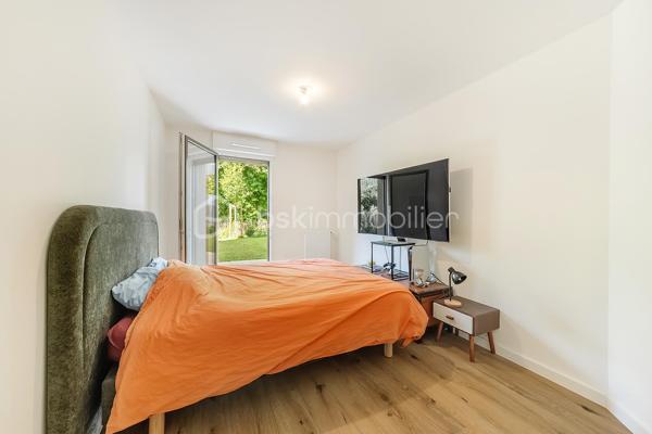 Rare sur le marché !

Découvrez ce superbe appartement de plain-pied de 62 m2  construit en 2025, alliant élégance, confort moderne et prestations de qualité.

Dès l'entrée, vous serez séduit par une magnifique pièce de vie de près de 30 m² baignée de lumière, intégrant un salon-séjour convivial et une cuisine haut de gamme aménagée et équipée, pensée dans les moindres détails pour répondre aux attentes les plus exigeantes.

L'espace nuit se compose de deux grandes chambres, chacune bénéficiant d'un accès direct au jardin, offrant un cadre de vie privilégié et une véritable continuité entre intérieur et extérieur.

Vous profiterez également d'une salle d'eau moderne aux finitions soignées, équipée avec des matériaux contemporains et conçue pour allier esthétisme et confort au quotidien.

À l'extérieur, profitez d'un exceptionnel jardin privatif de 161 m², un atout particulièrement rare pour un appartement. Véritable pièce de vie supplémentaire, il vous permettra de profiter pleinement des beaux jours en toute intimité.

Les prestations sont à la hauteur du bien : matériaux de qualité, finitions soignées, construction récente répondant aux dernières normes, excellente performance énergétique et confort de vie optimal.

Un bien rare, idéal pour les acquéreurs à la recherche d'un appartement moderne, spacieux et bénéficiant d'un extérieur exceptionnel.

À visiter sans tarder.