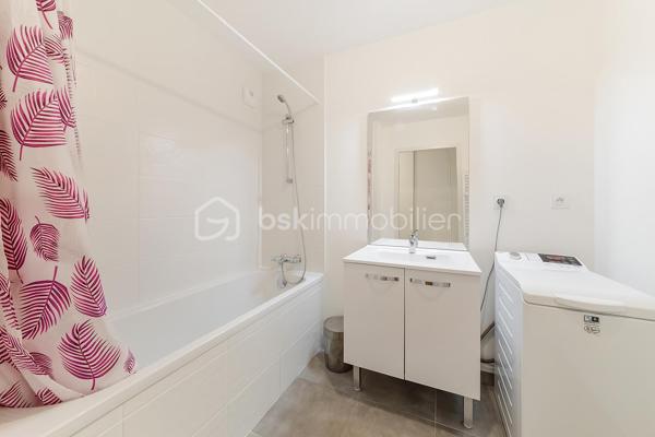 Rare sur le marché !

Découvrez ce superbe appartement de plain-pied de 62 m2  construit en 2025, alliant élégance, confort moderne et prestations de qualité.

Dès l'entrée, vous serez séduit par une magnifique pièce de vie de près de 30 m² baignée de lumière, intégrant un salon-séjour convivial et une cuisine haut de gamme aménagée et équipée, pensée dans les moindres détails pour répondre aux attentes les plus exigeantes.

L'espace nuit se compose de deux grandes chambres, chacune bénéficiant d'un accès direct au jardin, offrant un cadre de vie privilégié et une véritable continuité entre intérieur et extérieur.

Vous profiterez également d'une salle d'eau moderne aux finitions soignées, équipée avec des matériaux contemporains et conçue pour allier esthétisme et confort au quotidien.

À l'extérieur, profitez d'un exceptionnel jardin privatif de 161 m², un atout particulièrement rare pour un appartement. Véritable pièce de vie supplémentaire, il vous permettra de profiter pleinement des beaux jours en toute intimité.

Les prestations sont à la hauteur du bien : matériaux de qualité, finitions soignées, construction récente répondant aux dernières normes, excellente performance énergétique et confort de vie optimal.

Un bien rare, idéal pour les acquéreurs à la recherche d'un appartement moderne, spacieux et bénéficiant d'un extérieur exceptionnel.

À visiter sans tarder.