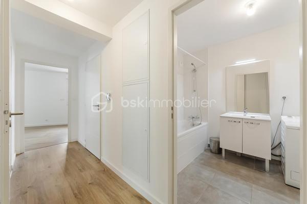 Rare sur le marché !

Découvrez ce superbe appartement de plain-pied de 62 m2  construit en 2025, alliant élégance, confort moderne et prestations de qualité.

Dès l'entrée, vous serez séduit par une magnifique pièce de vie de près de 30 m² baignée de lumière, intégrant un salon-séjour convivial et une cuisine haut de gamme aménagée et équipée, pensée dans les moindres détails pour répondre aux attentes les plus exigeantes.

L'espace nuit se compose de deux grandes chambres, chacune bénéficiant d'un accès direct au jardin, offrant un cadre de vie privilégié et une véritable continuité entre intérieur et extérieur.

Vous profiterez également d'une salle d'eau moderne aux finitions soignées, équipée avec des matériaux contemporains et conçue pour allier esthétisme et confort au quotidien.

À l'extérieur, profitez d'un exceptionnel jardin privatif de 161 m², un atout particulièrement rare pour un appartement. Véritable pièce de vie supplémentaire, il vous permettra de profiter pleinement des beaux jours en toute intimité.

Les prestations sont à la hauteur du bien : matériaux de qualité, finitions soignées, construction récente répondant aux dernières normes, excellente performance énergétique et confort de vie optimal.

Un bien rare, idéal pour les acquéreurs à la recherche d'un appartement moderne, spacieux et bénéficiant d'un extérieur exceptionnel.

À visiter sans tarder.