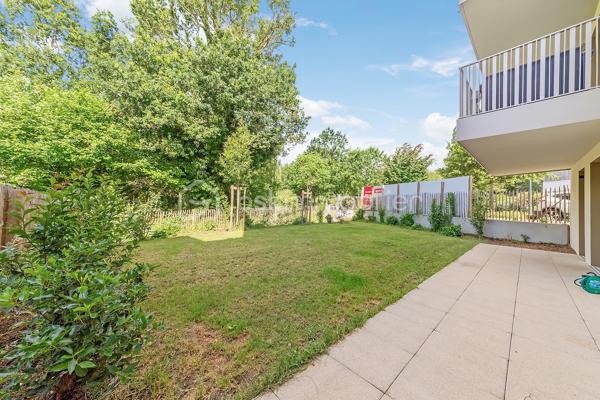 Rare sur le marché !

Découvrez ce superbe appartement de plain-pied de 62 m2  construit en 2025, alliant élégance, confort moderne et prestations de qualité.

Dès l'entrée, vous serez séduit par une magnifique pièce de vie de près de 30 m² baignée de lumière, intégrant un salon-séjour convivial et une cuisine haut de gamme aménagée et équipée, pensée dans les moindres détails pour répondre aux attentes les plus exigeantes.

L'espace nuit se compose de deux grandes chambres, chacune bénéficiant d'un accès direct au jardin, offrant un cadre de vie privilégié et une véritable continuité entre intérieur et extérieur.

Vous profiterez également d'une salle d'eau moderne aux finitions soignées, équipée avec des matériaux contemporains et conçue pour allier esthétisme et confort au quotidien.

À l'extérieur, profitez d'un exceptionnel jardin privatif de 161 m², un atout particulièrement rare pour un appartement. Véritable pièce de vie supplémentaire, il vous permettra de profiter pleinement des beaux jours en toute intimité.

Les prestations sont à la hauteur du bien : matériaux de qualité, finitions soignées, construction récente répondant aux dernières normes, excellente performance énergétique et confort de vie optimal.

Un bien rare, idéal pour les acquéreurs à la recherche d'un appartement moderne, spacieux et bénéficiant d'un extérieur exceptionnel.

À visiter sans tarder.