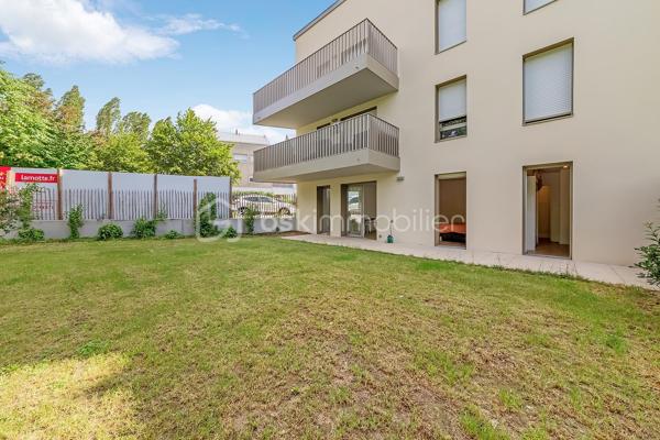 Rare sur le marché !

Découvrez ce superbe appartement de plain-pied de 62 m2  construit en 2025, alliant élégance, confort moderne et prestations de qualité.

Dès l'entrée, vous serez séduit par une magnifique pièce de vie de près de 30 m² baignée de lumière, intégrant un salon-séjour convivial et une cuisine haut de gamme aménagée et équipée, pensée dans les moindres détails pour répondre aux attentes les plus exigeantes.

L'espace nuit se compose de deux grandes chambres, chacune bénéficiant d'un accès direct au jardin, offrant un cadre de vie privilégié et une véritable continuité entre intérieur et extérieur.

Vous profiterez également d'une salle d'eau moderne aux finitions soignées, équipée avec des matériaux contemporains et conçue pour allier esthétisme et confort au quotidien.

À l'extérieur, profitez d'un exceptionnel jardin privatif de 161 m², un atout particulièrement rare pour un appartement. Véritable pièce de vie supplémentaire, il vous permettra de profiter pleinement des beaux jours en toute intimité.

Les prestations sont à la hauteur du bien : matériaux de qualité, finitions soignées, construction récente répondant aux dernières normes, excellente performance énergétique et confort de vie optimal.

Un bien rare, idéal pour les acquéreurs à la recherche d'un appartement moderne, spacieux et bénéficiant d'un extérieur exceptionnel.

À visiter sans tarder.