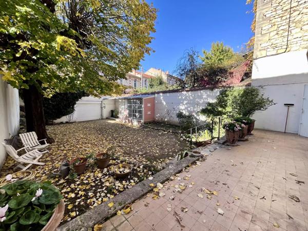 NÎMES - CENTRE-VILLE - QUARTIER RÉVOLUTION - MAISON DE MAÎTRE - ANCIEN - 3 CHAMBRES - JARDIN - CAVE - PARKING - CALME