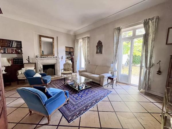 NÎMES - CENTRE-VILLE - QUARTIER RÉVOLUTION - MAISON DE MAÎTRE - ANCIEN - 3 CHAMBRES - JARDIN - CAVE - PARKING - CALME