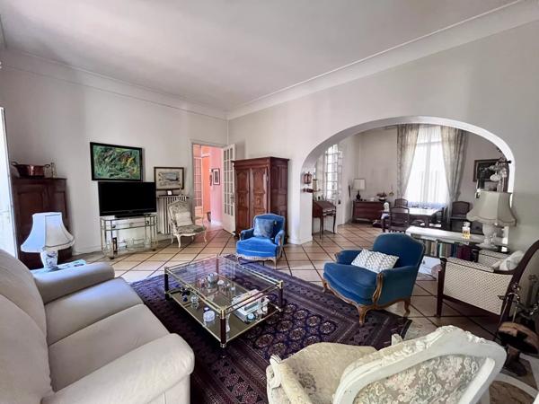 NÎMES - CENTRE-VILLE - QUARTIER RÉVOLUTION - MAISON DE MAÎTRE - ANCIEN - 3 CHAMBRES - JARDIN - CAVE - PARKING - CALME