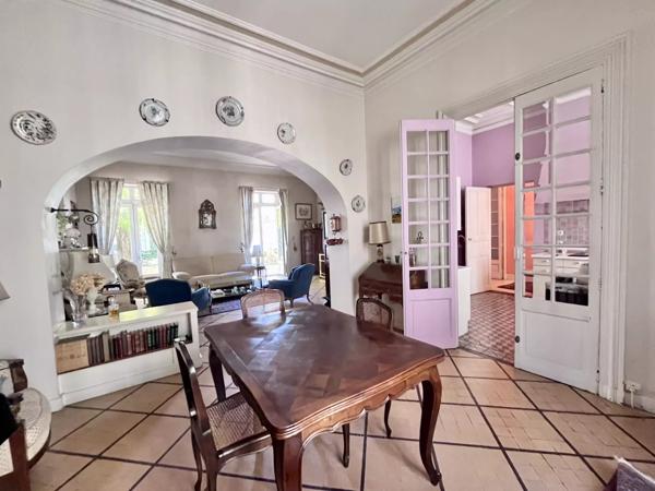 NÎMES - CENTRE-VILLE - QUARTIER RÉVOLUTION - MAISON DE MAÎTRE - ANCIEN - 3 CHAMBRES - JARDIN - CAVE - PARKING - CALME