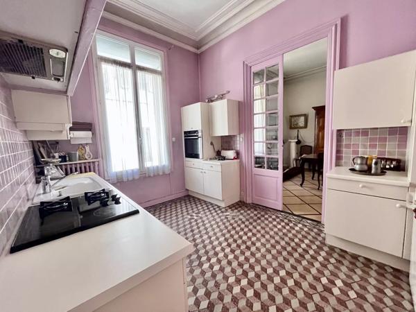 NÎMES - CENTRE-VILLE - QUARTIER RÉVOLUTION - MAISON DE MAÎTRE - ANCIEN - 3 CHAMBRES - JARDIN - CAVE - PARKING - CALME