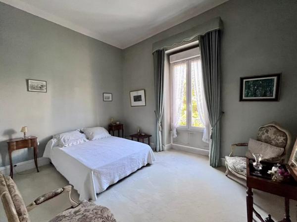 NÎMES - CENTRE-VILLE - QUARTIER RÉVOLUTION - MAISON DE MAÎTRE - ANCIEN - 3 CHAMBRES - JARDIN - CAVE - PARKING - CALME