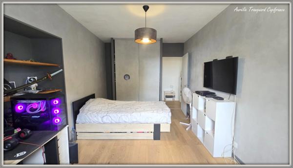 Maison FAMILIALE à vendre 8 pièces (226m²) à SAINT PIERRE DE JUILLERS (17) sur plus d'1 hectare de terrain avec HANGAR et DEPENDANCES