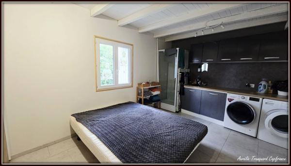 Maison FAMILIALE à vendre 8 pièces (226m²) à SAINT PIERRE DE JUILLERS (17) sur plus d'1 hectare de terrain avec HANGAR et DEPENDANCES