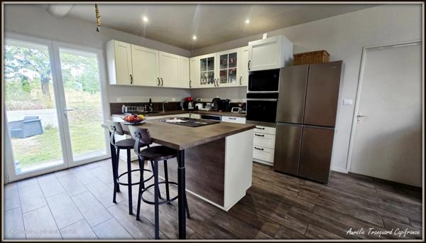 Maison FAMILIALE à vendre 8 pièces (226m²) à SAINT PIERRE DE JUILLERS (17) sur plus d'1 hectare de terrain avec HANGAR et DEPENDANCES