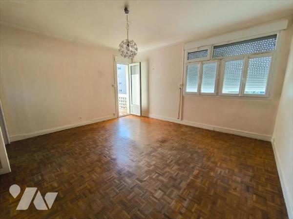 Cet appartement se situe au deuxième et dernière étage de cette résidence qui se situe au centr...