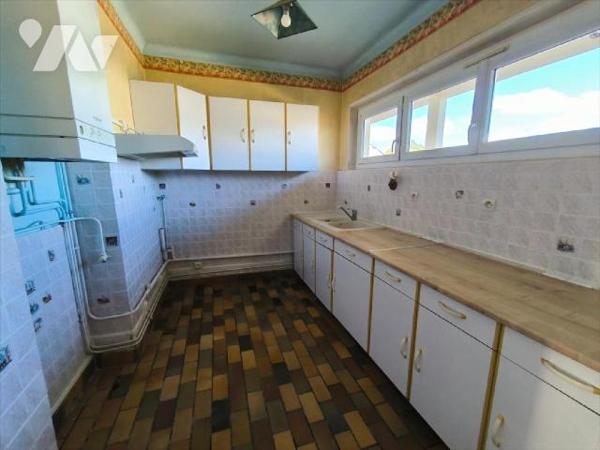 Cet appartement se situe au deuxième et dernière étage de cette résidence qui se situe au centr...