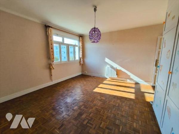 Cet appartement se situe au deuxième et dernière étage de cette résidence qui se situe au centr...