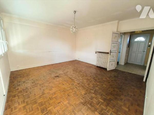 Cet appartement se situe au deuxième et dernière étage de cette résidence qui se situe au centr...