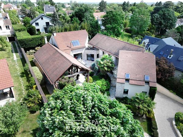 Maison d’architecte avec une piscine intérieure au centre de Verrières le buisson