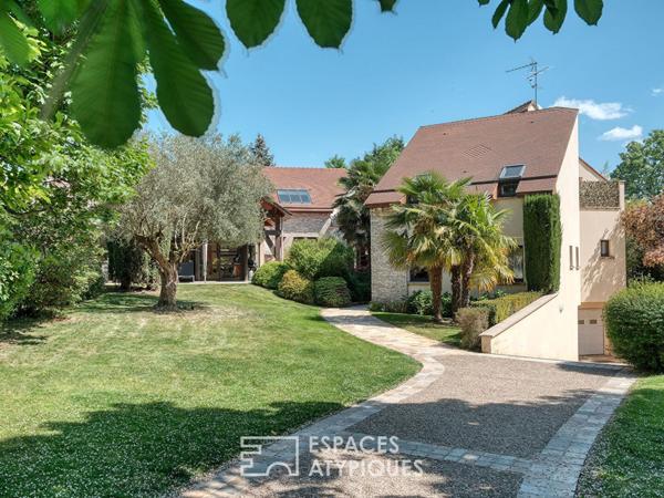 Maison d’architecte avec une piscine intérieure au centre de Verrières le buisson