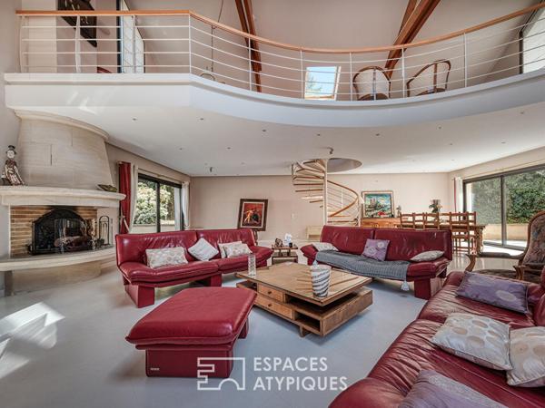 Maison d’architecte avec une piscine intérieure au centre de Verrières le buisson
