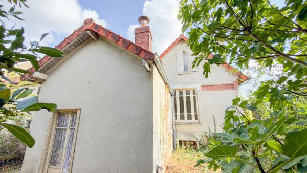 Maison à rénover avec une dépendance aménagée en fond de parcelle.