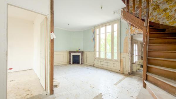 Maison à rénover avec une dépendance aménagée en fond de parcelle.