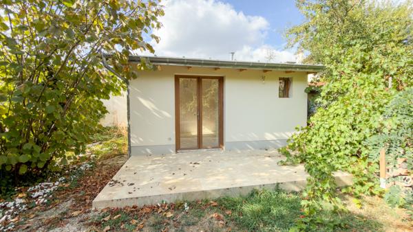 Maison à rénover avec une dépendance aménagée en fond de parcelle.